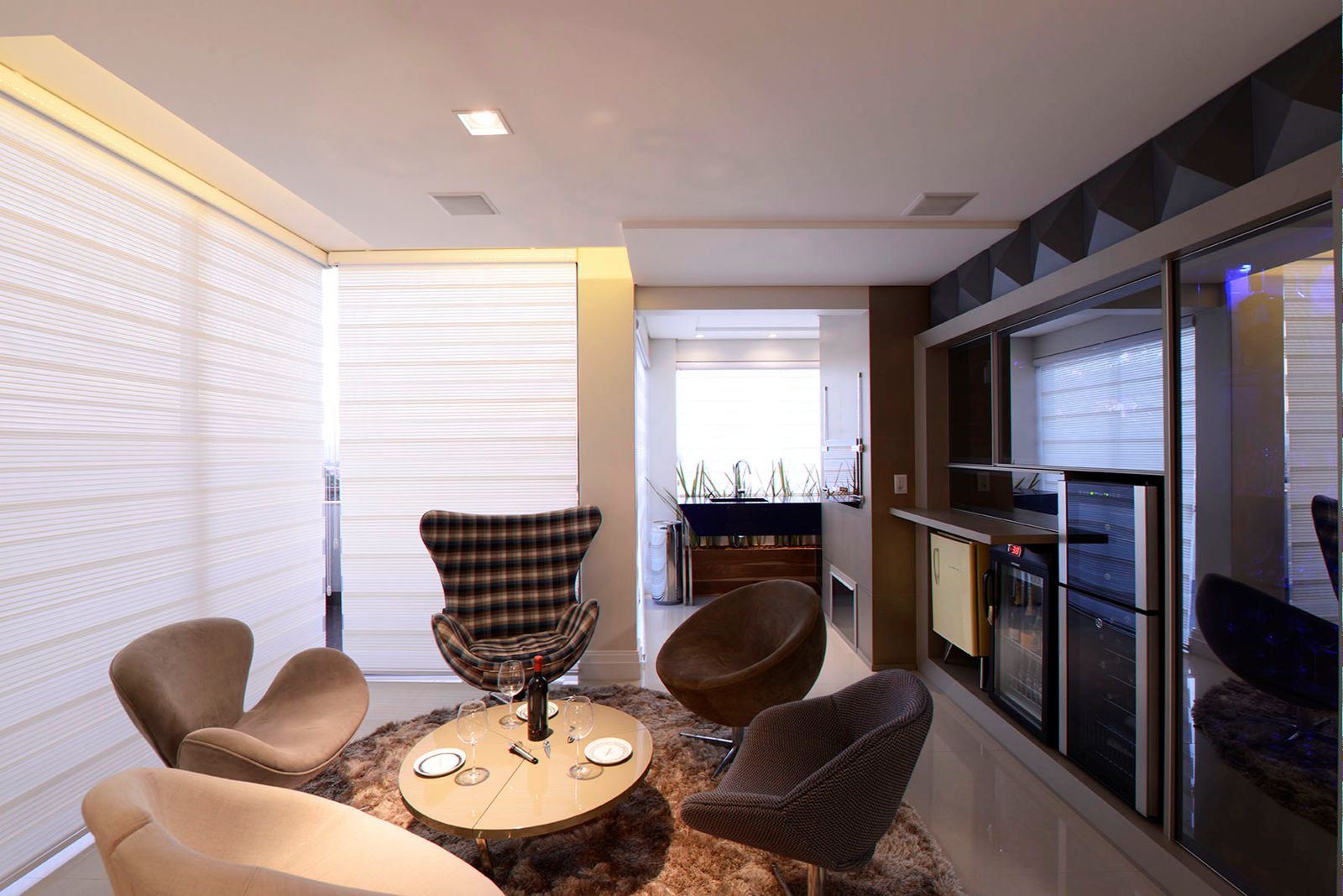 Sala de estar com persianas double vision e poltronas de couro